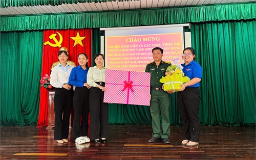 Trường Mầm non Vành Khuyên đã tổ chức cho các bé giao lưu với các chú Bộ đội nhân dịp Kỷ niệm 80 năm Ngày Thành lập Quân đội nhân dân Việt Nam và 35 năm Ngày hội Quốc phòng toàn dân.