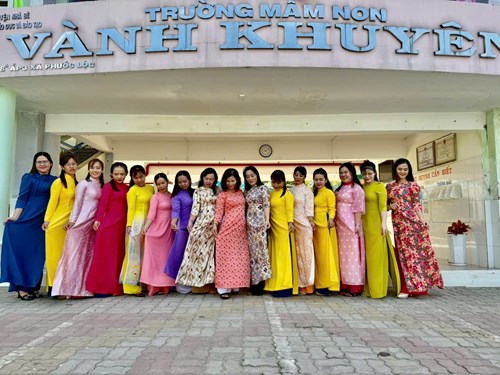 Để hưởng ứng Lễ hội áo dài TPHCM lần thứ 11. (Từ ngày 01/03/2025 đến 09/03/2025 )
🌸Cán bộ, giáo viên, nhân viên trường Mầm non Vành Khuyên đến trường với chiếc áo dài một nét đẹp của người phụ nữ Việt Nam duyên dáng🌸