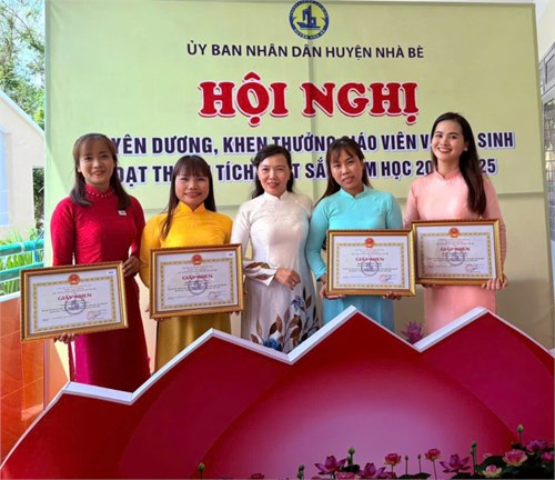 🎊 Sáng ngày 11/5/2025. Giáo viên Trường Mầm non Vành Khuyên tham dự buổi lễ Tuyên dương khen thưởng Giáo viên đạt thành tích xuất sắc năm học 2024-2025 🌻🌻🌻
🎉🎉 Xin chúc mừng cô Trương Thị Kiều Tiên, cô Nguyễn Thị Tú Trinh, Cô Phạm Thị Thúy Vân và cô Lê Thị Duyên đã xuất sắc đạt giải Ba Hội thi  Giáo viên  dạy giỏi cấp Huyện; xét chọn Giáo viên dạy giỏi giải thưởng  Viên phấn vàng, lần thứ XIV , năm học 2024-2025 🌷  🌷 
🎁Thành tích này không chỉ là phần thưởng xứng đáng cho những nỗ lực không ngừng của các cô mà còn là niềm vui, niềm tự hào và vinh dự to lớn của Tập thể Trường Mầm non Vành Khuyên. Đồng thời, đây cũng là động lực để Giáo viên Trường Mầm non Vành Khuyên tiếp tục phấn đấu, phát huy nhằm nâng cao chất lượng giáo dục, chăm sóc và nuôi dạy trẻ 💕💕