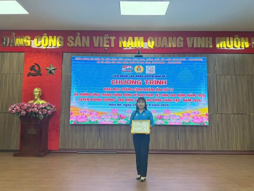 CĐCS Trường Mầm non Vành Khuyên xin chúc mừng cô Phạm Thị Thúy Vân đã vinh dự được nhận tuyên dương Gương” Lao động giỏi, lao động sáng tạo” cấp huyện năm 2025 trong chương trình khai mạc tháng công nhân lần thứ 17. Nhằm tôn vinh vai trò của giai cấp công nhân, đồng thời nâng cao nhận thức xã hội trong việc chăm lo, bảo vệ quyền lợi người lao động ☘️