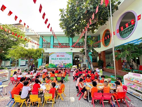 Bé vui ngày hội sách