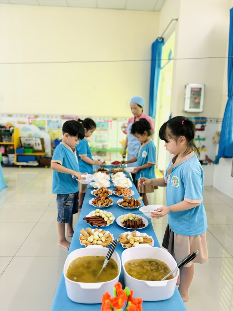 Tổ chức cho trẻ ăn buffet cuối năm học 2024 - 2025