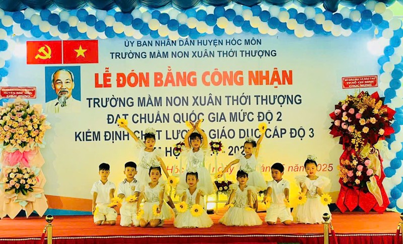 Trường Mầm non Xuân Thới Thượng: Lễ đón nhận Quyết định và Bằng công nhận đạt chuẩn Quốc gia mức độ 2 và chứng nhận kiểm định chất lượng giáo dục cấp độ 3.