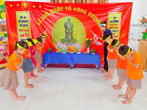 Bé làm bánh dày dâng Vua Hùng