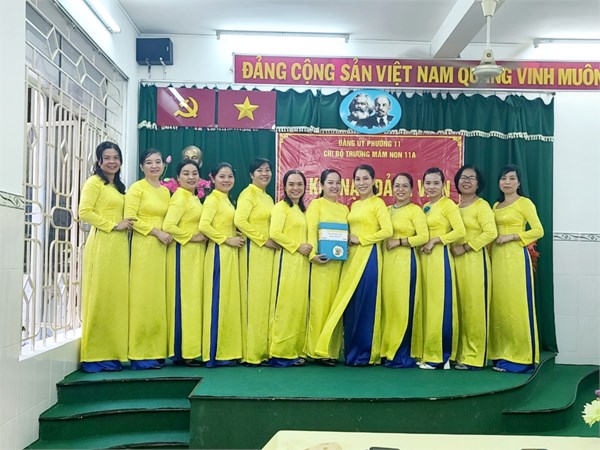 Lễ kết nạp Đảng viên mới (đồng chí Nguyễn Thị Hoan)