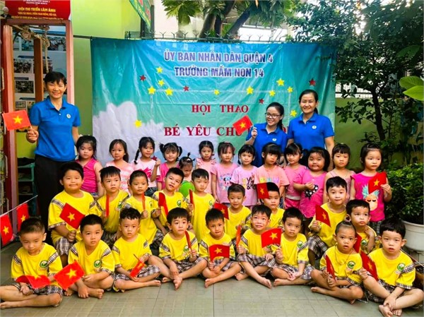 Bé yêu chú bộ đội