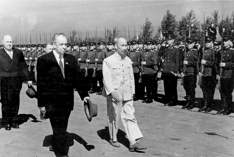 01-chu-tich-ho-chi-minh-duyet-doi-danh-du-quan-doi-lien-xo-khi-tham-lien-xo-nga_214202410.jpg