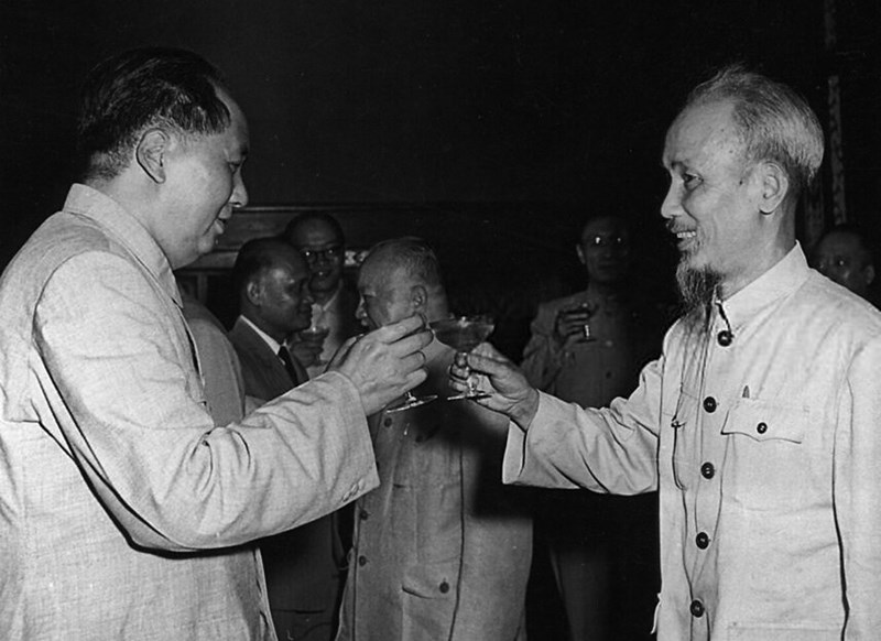 02-chu-tich-trung-quoc-mao-trach-dong-va-chu-tich-nuoc-viet-nam-ho-chi-minh-nam_214202410.jpg