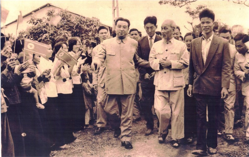 03-buc-anh-bac-ho-dua-nha-lanh-dao-trieu-tien-kim-nhat-thanh-ve-tham-htx-viet-t_214202410.jpg