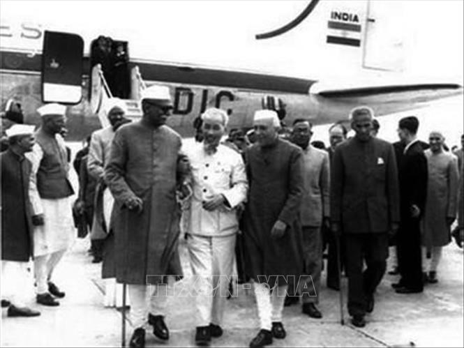 05-chu-tich-ho-chi-minh-tai-san-bay-new-delhi-trong-chuyen-tham-huu-nghi-an-do_214202410.jpg