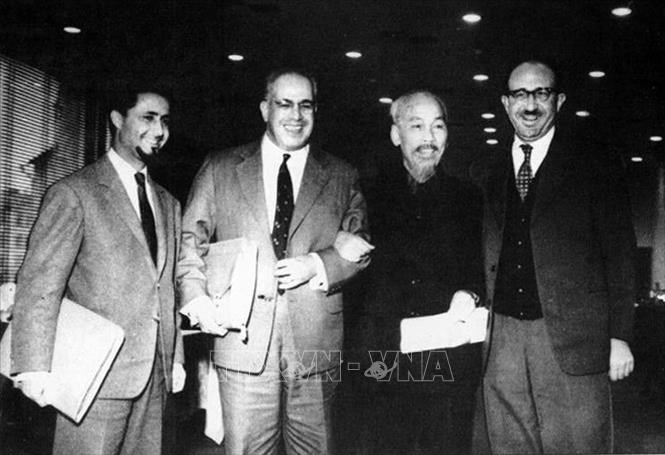06-chu-tich-ho-chi-minh-va-cac-dai-bieu-du-dai-hoi-dang-cong-san-lien-xo-lan-th_214202410.jpg