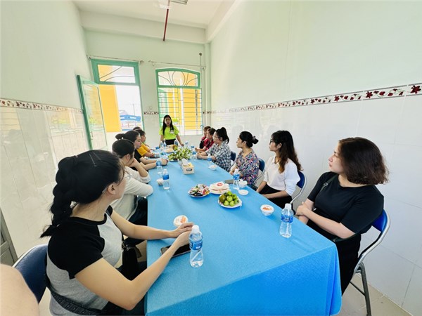 Tổ chức chuyên đề “Thao tác rửa tay, lau mặt” tại lớp Lá 5 và “Đổi mới tổ chức bữa ăn” tại lớp Chồi 4. 
