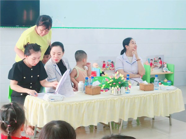 Trẻ uống vitamin tháng 12/2024