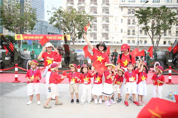 Các bé tham quan Bến Bạch Đằng
